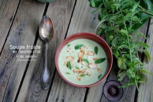 Soupe froide aux courgettes à l'ail et aux amandes