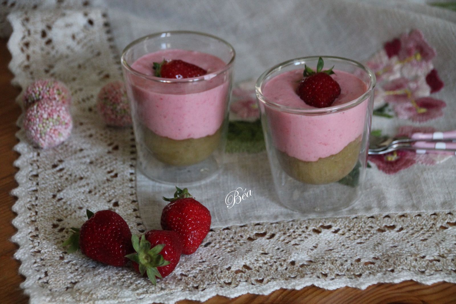 Compotée de rhubarbe et petits suisses à la fraise