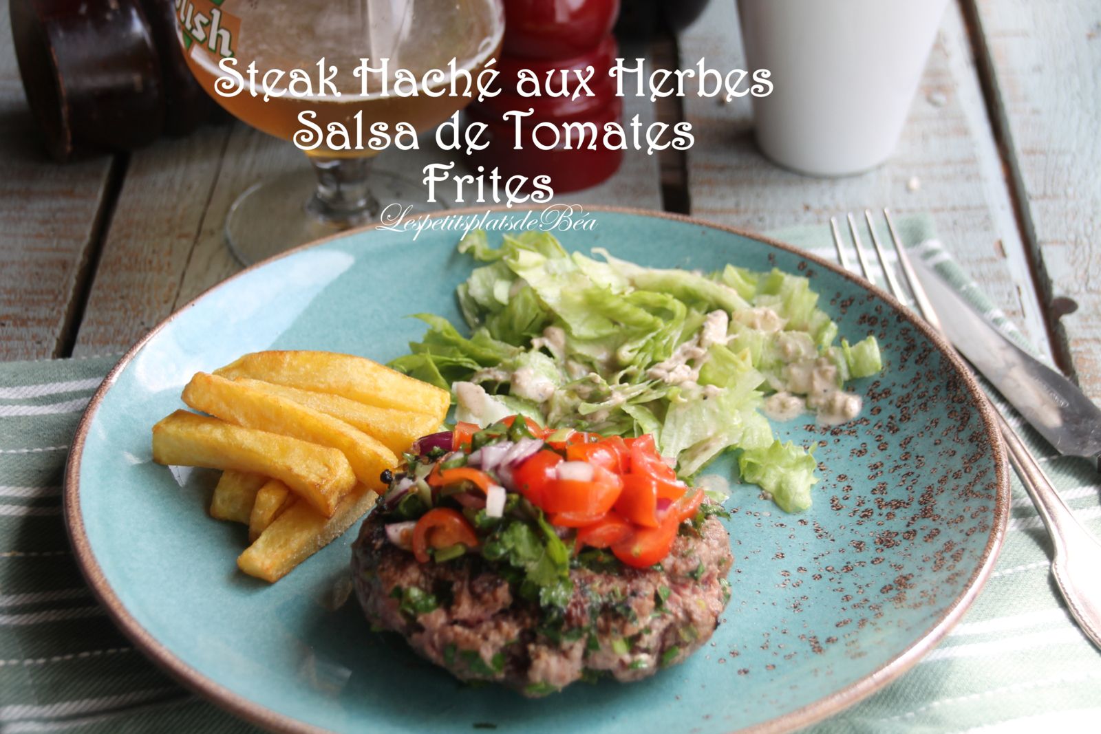 Steak haché aux herbes, salsa de tomates et  frites
