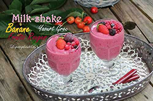 Milk-shake au yaourt grec, fruits rouges et banane