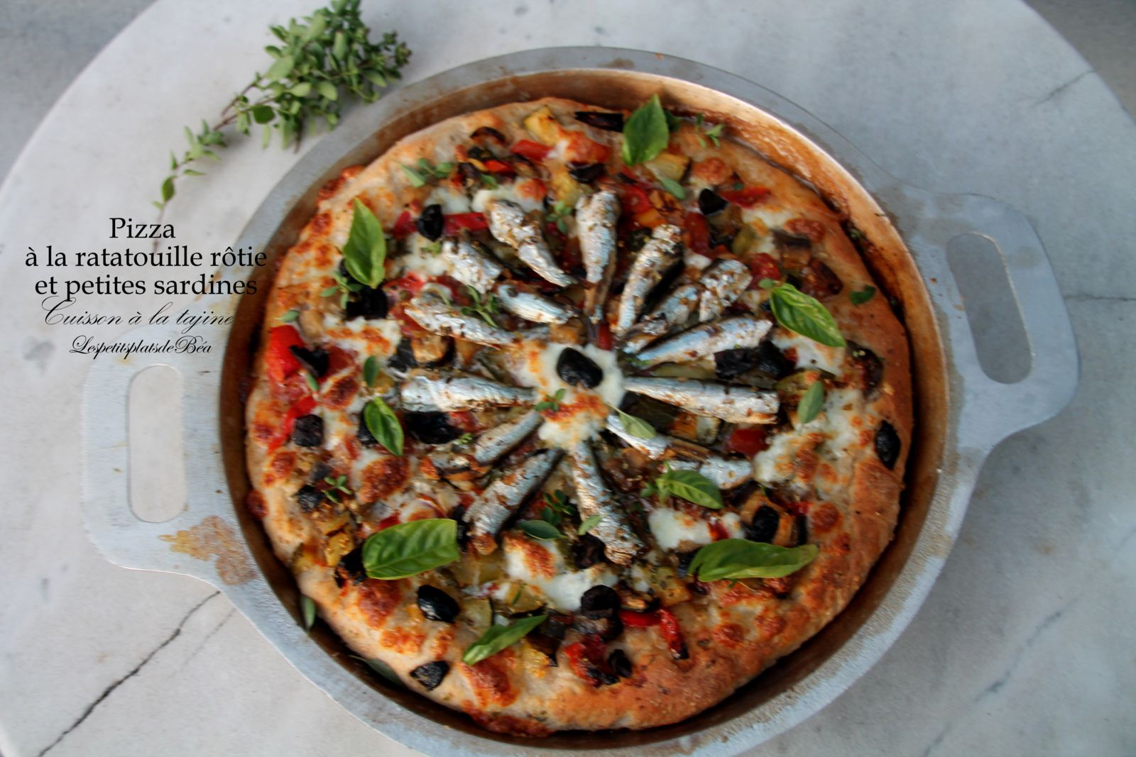 Pizza à la ratatouille rôtie et petites sardines (cuisson à la tajine)