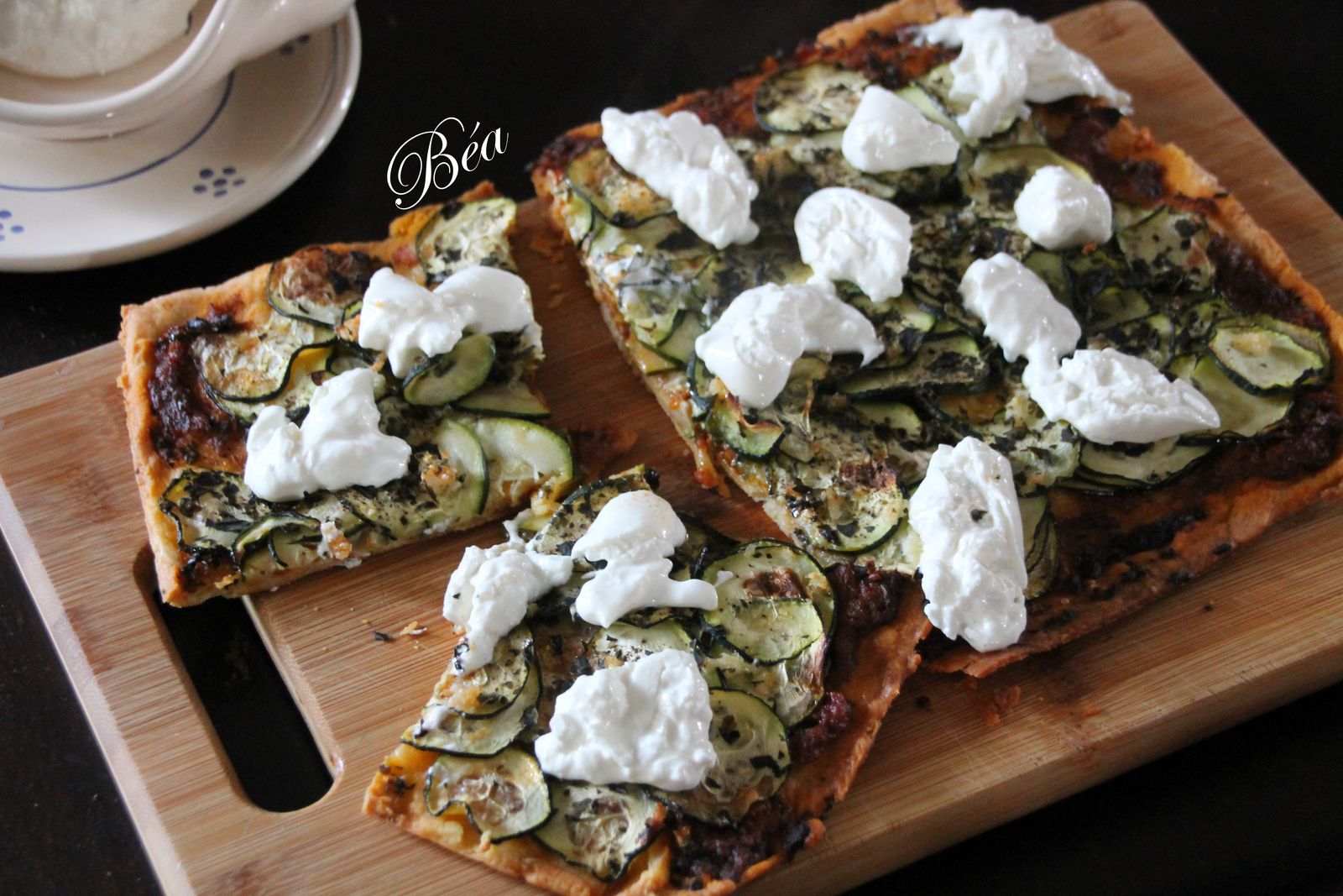 Tarte fine au pesto de Trapani, courgette et burrata - balade italienne en Sicile et aux Pouilles