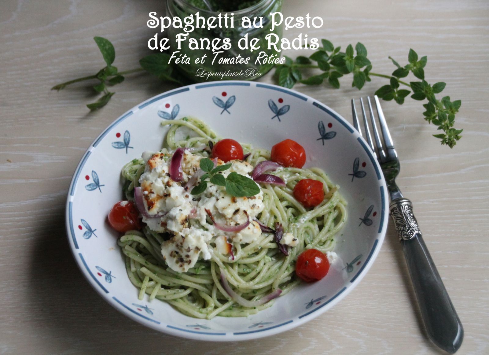 Spaghetti au pesto de fanes de radis, féta et tomates rôties