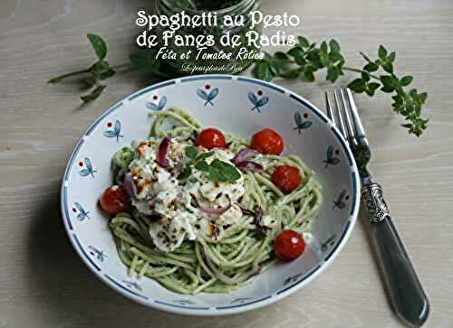 Spaghetti au pesto de fanes de radis, féta et tomates rôties