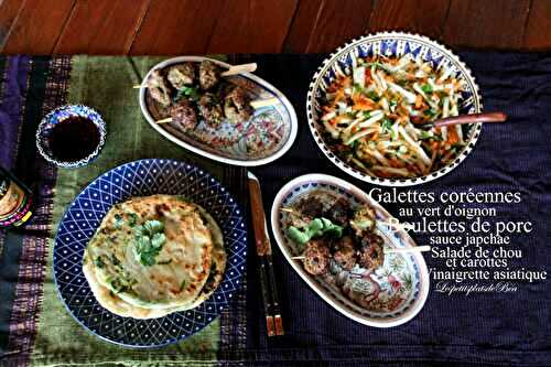 Galettes coréennes au vert d'oignon - boulettes de porc sauce japchae - salade de chou et carotte vinaigrette asiatique