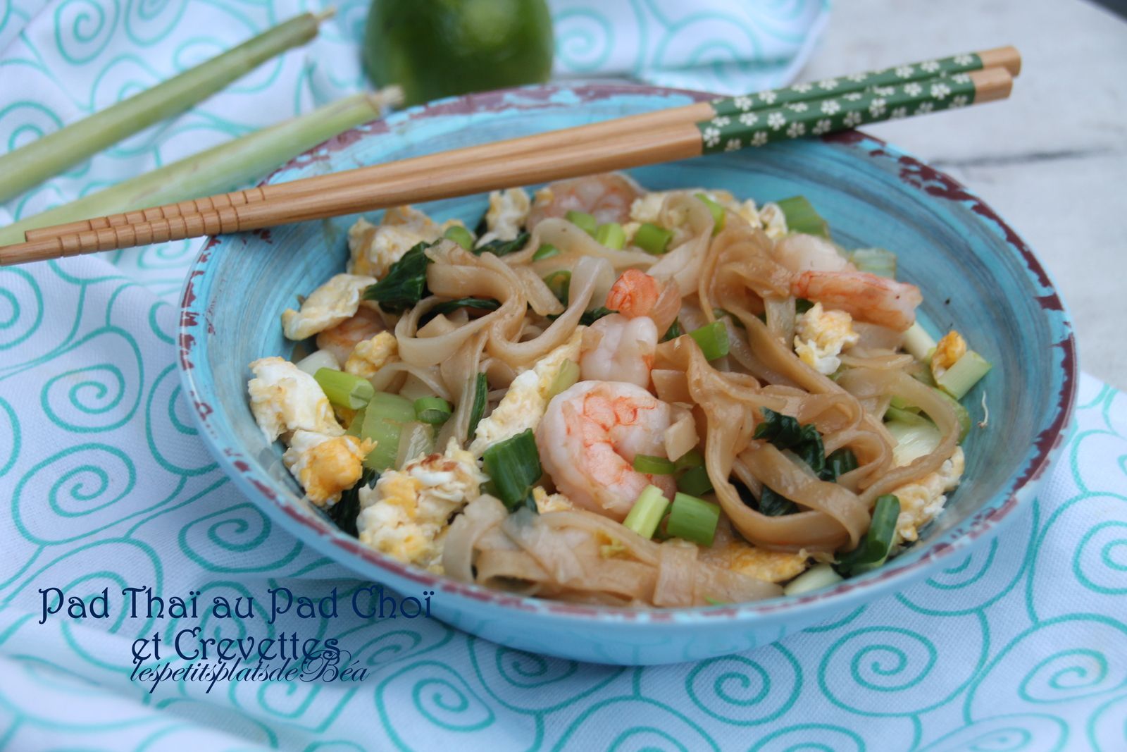 Pad thaï au chou pad choï et crevettes - balade thaïlandaise
