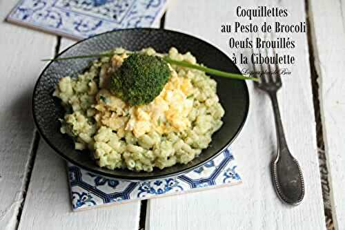 Coquillettes au pesto de brocoli et oeufs brouillés à la ciboulette