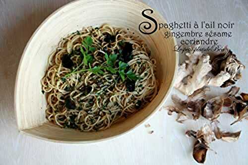 Spaghetti à l'ail noir, gingembre, sésame et coriandre