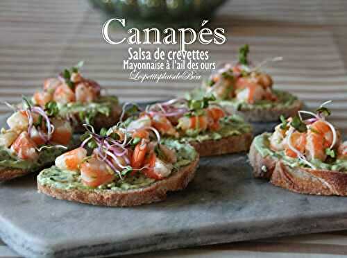 Canapés à la salsa de crevettes et mayonnaise à l'ail des ours