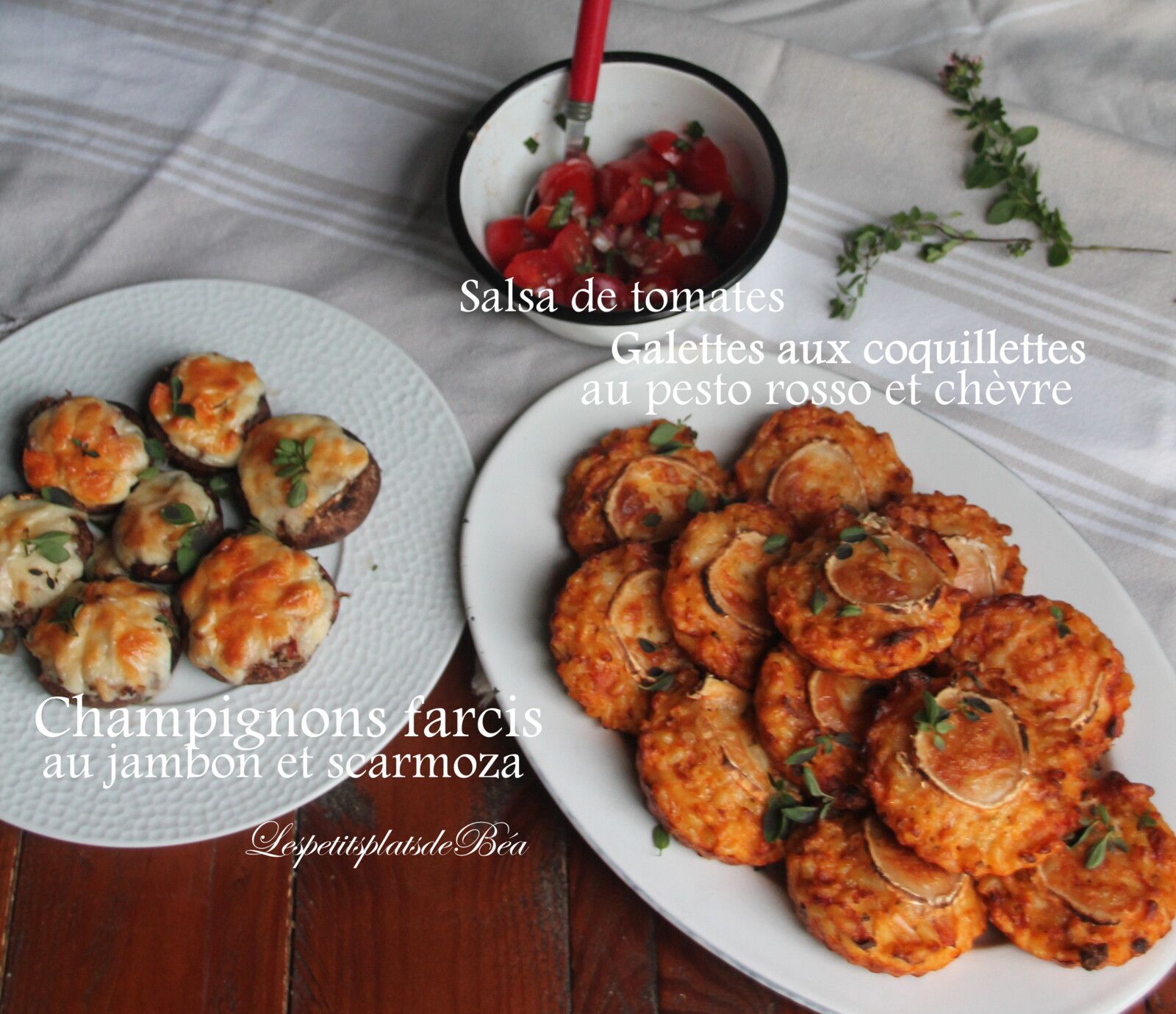 Champignons farcis au jambon et à la scarmoza, galettes de coquillettes au pesto de rosso et chèvre, salsa de tomates