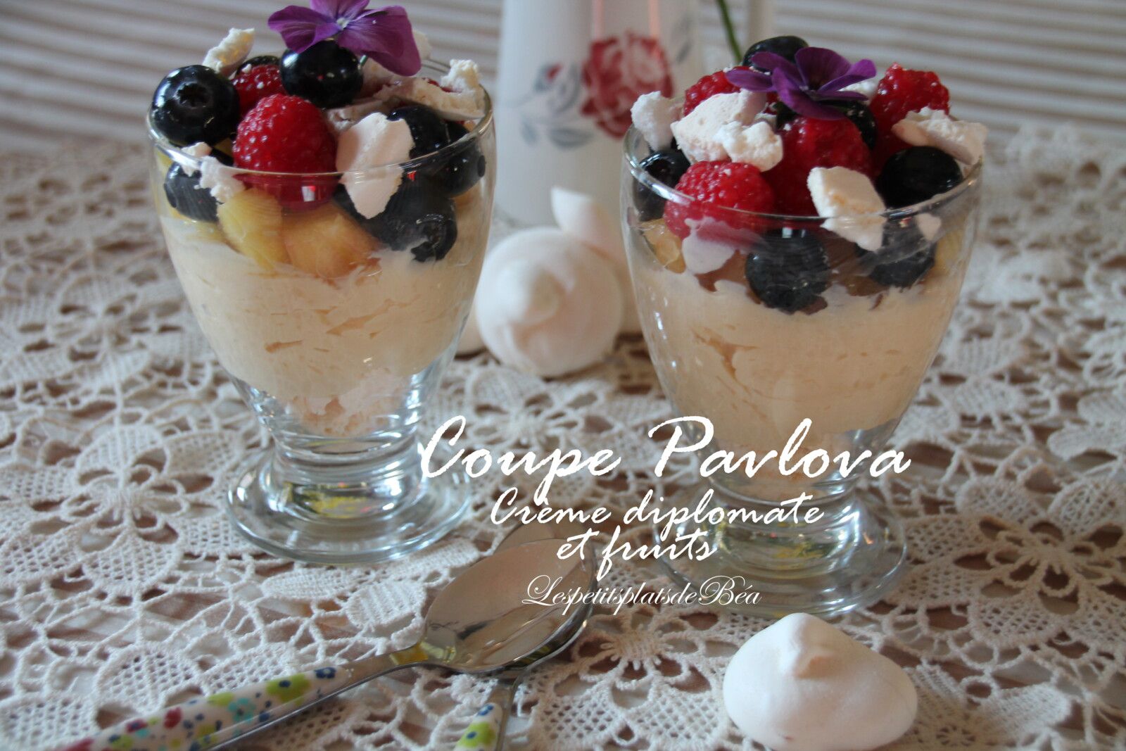 Coupe pavlova à la crème diplomate et aux fruits