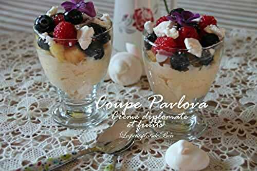 Coupe pavlova à la crème diplomate et aux fruits