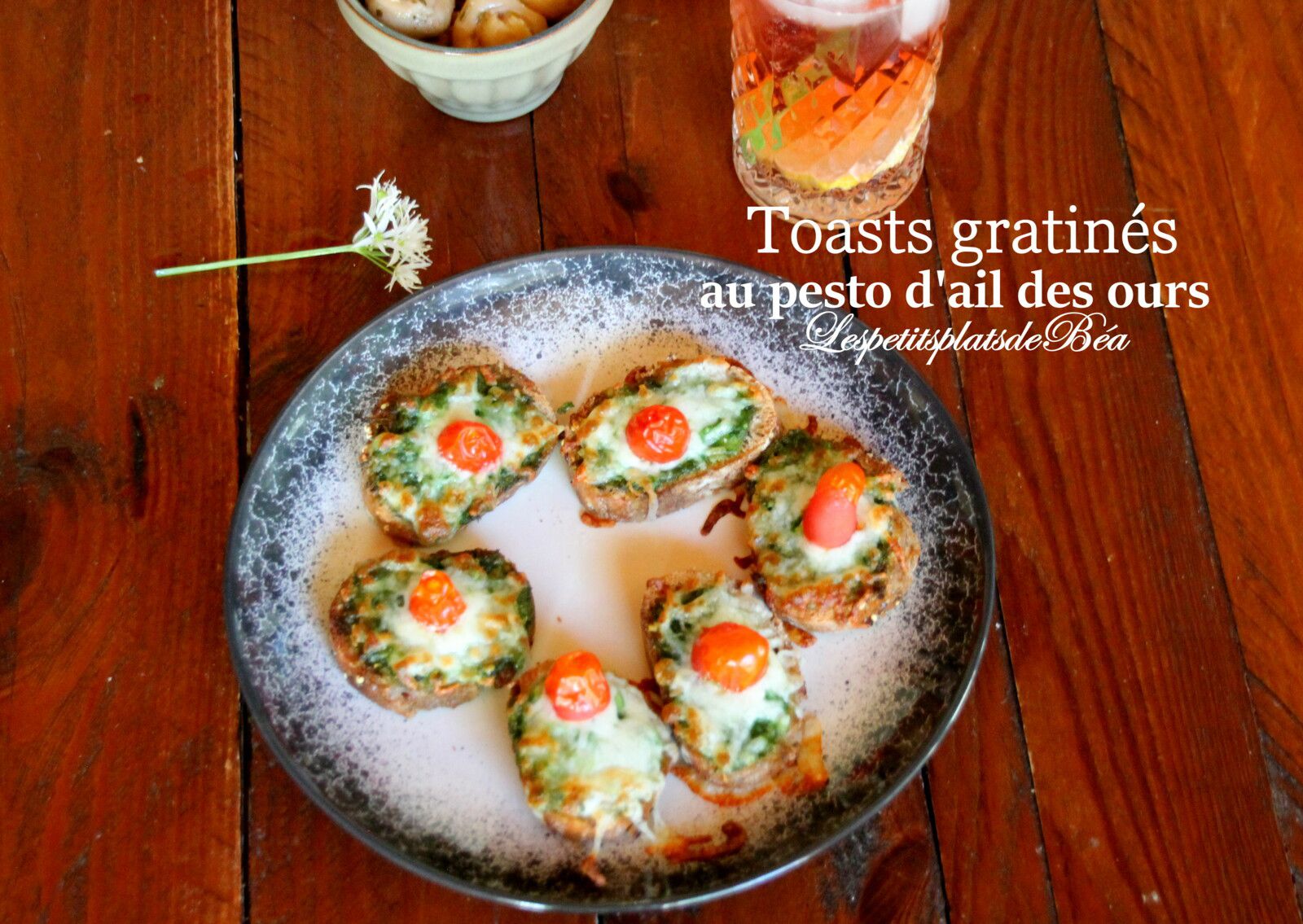 Toasts gratinés au pesto d'ail des ours
