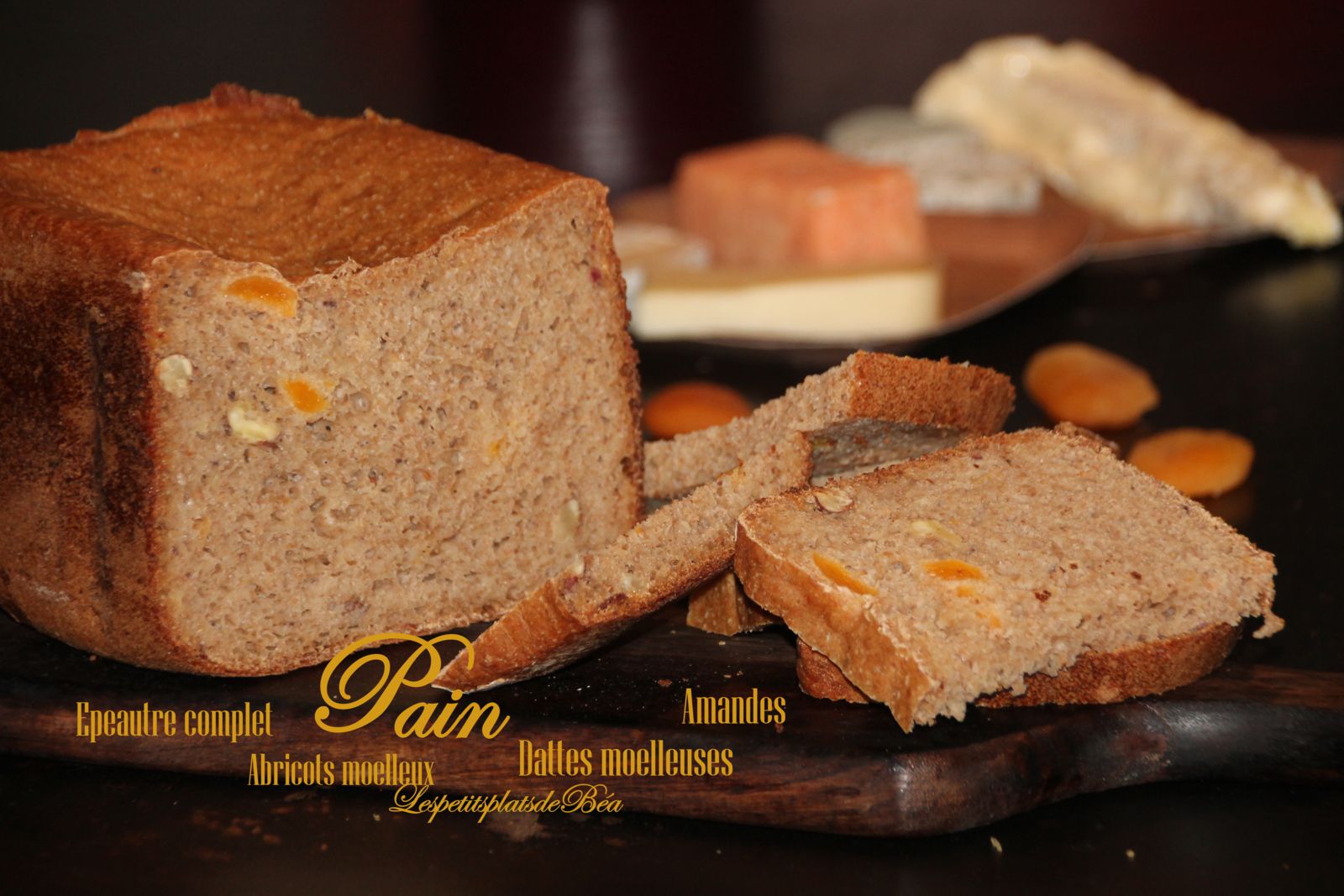 Pain à la farine d'épeautre complet, abricots, dattes et amandes