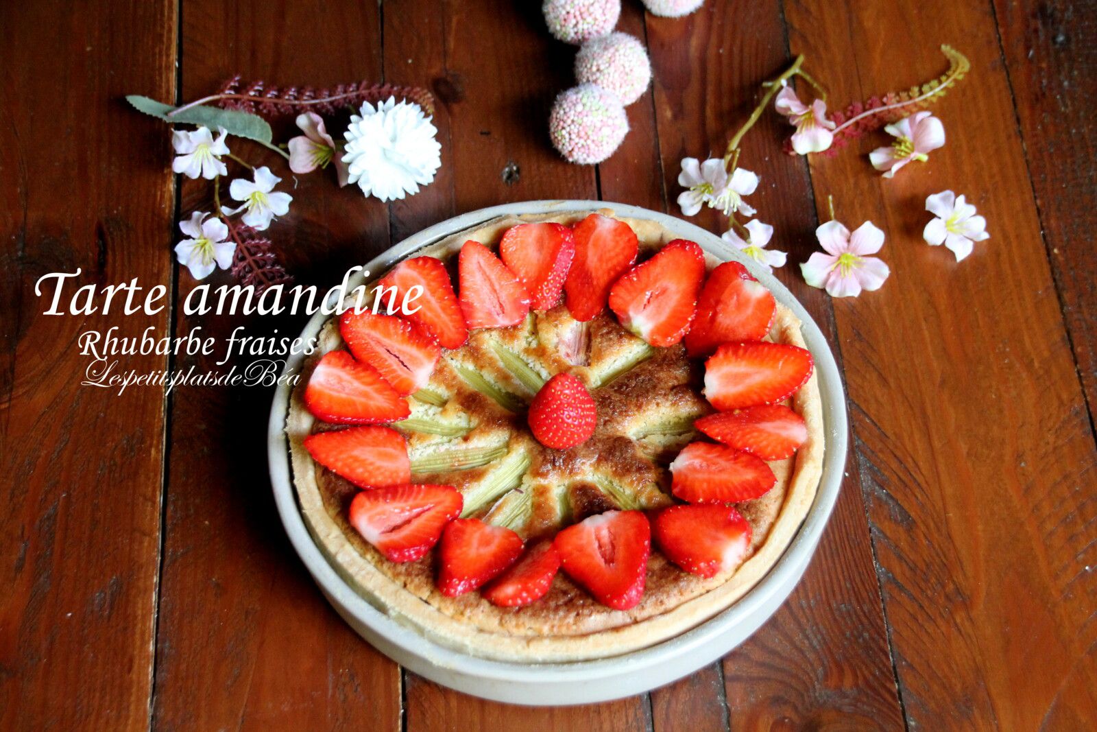 Tarte amandine à la rhubarbe et aux fraises