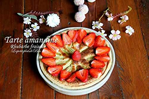 Tarte amandine à la rhubarbe et aux fraises