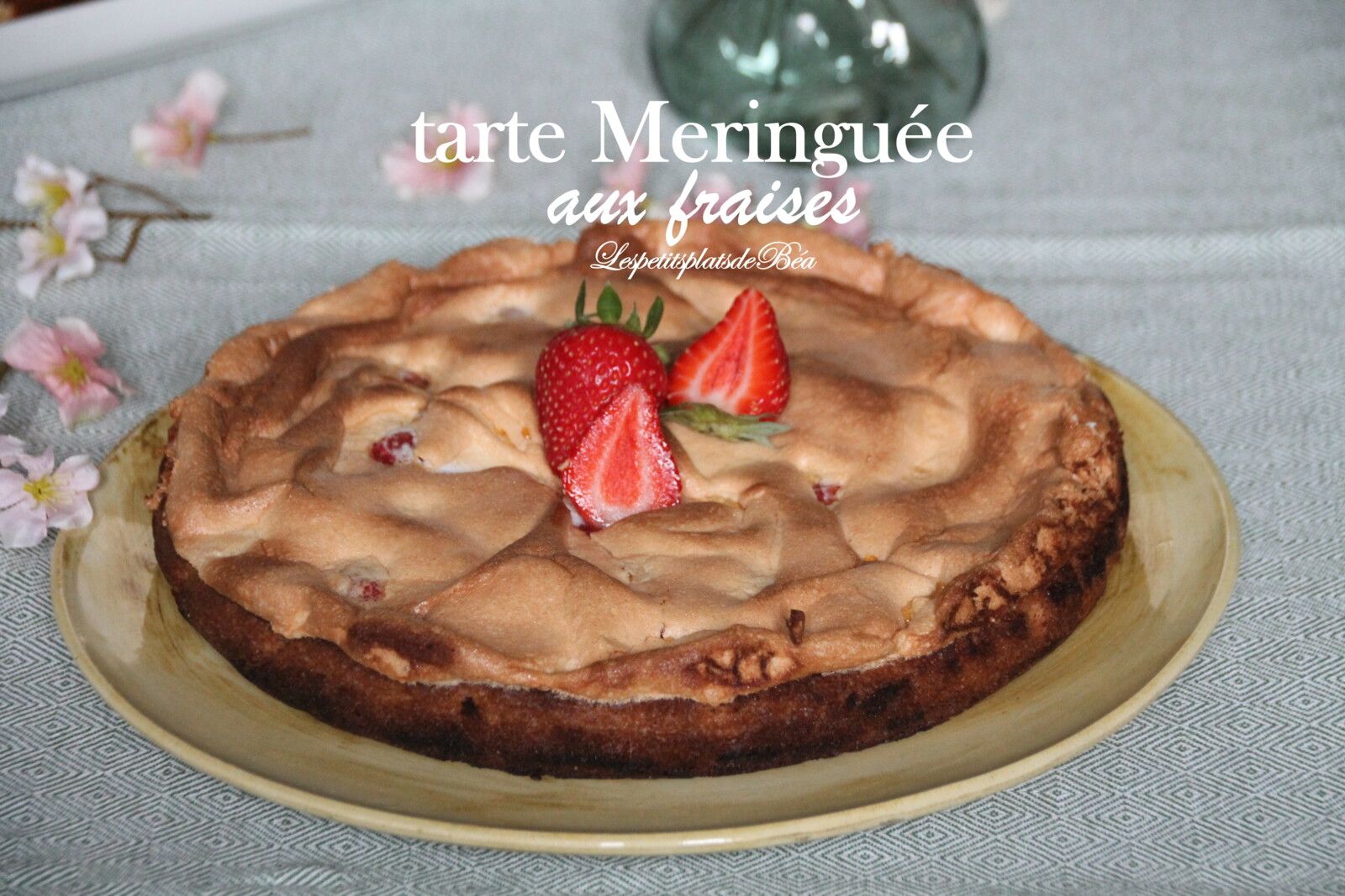 Une tarte meringuée aux fraises pour les 10 ans du blog.