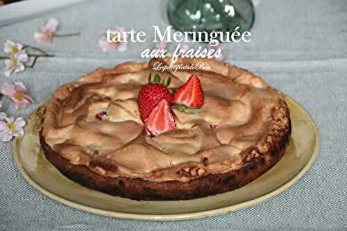 Une tarte meringuée aux fraises pour les 10 ans du blog.