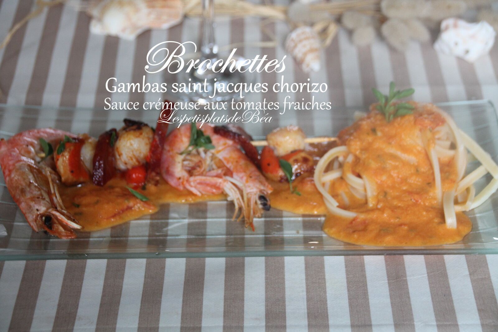 Brochettes de gambas, saint jacques chorizo sauce crémeuse aux tomates fraiches