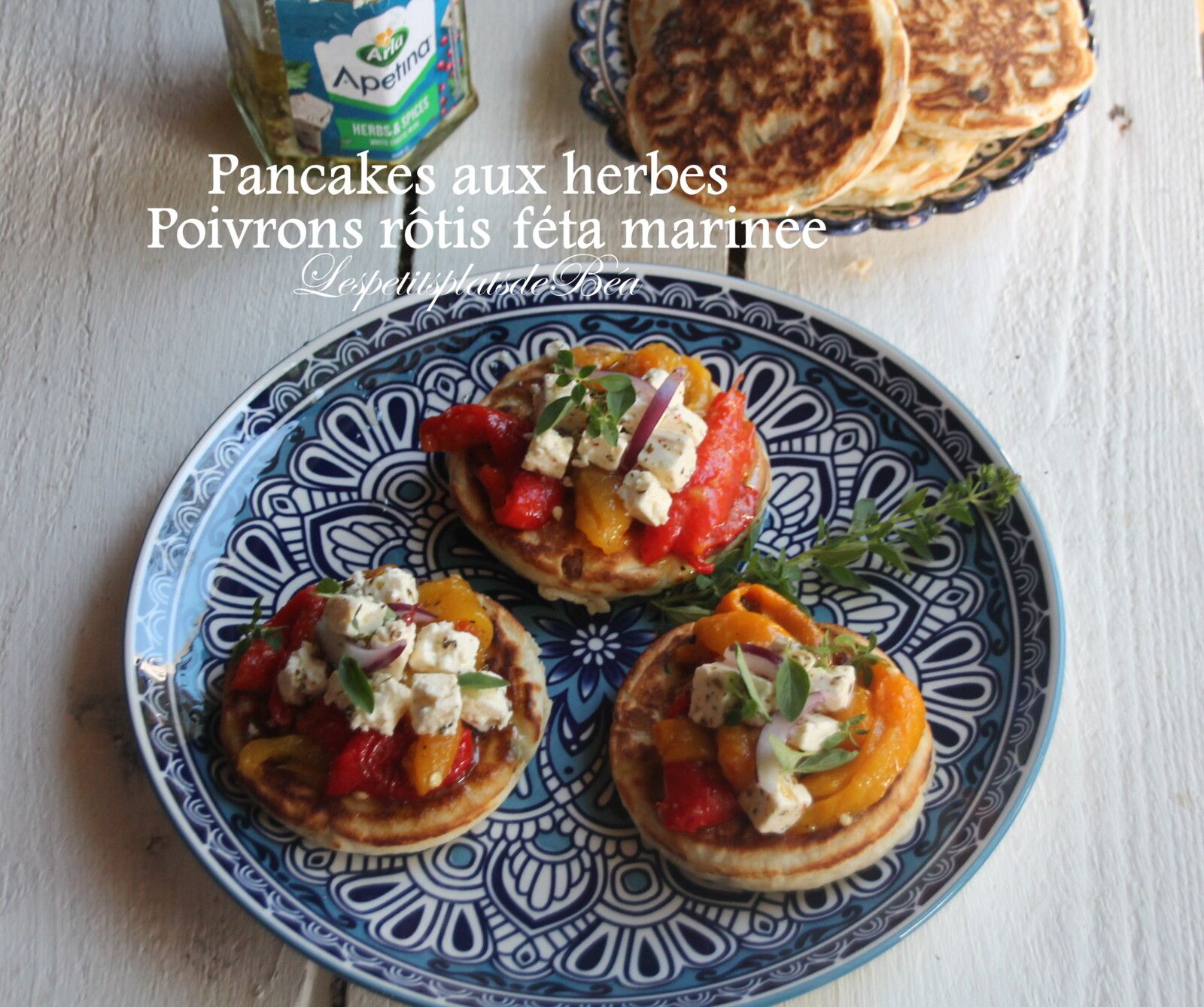 Pancake aux herbes, poivrons rôtis et féta marinée