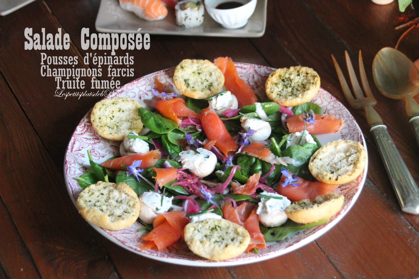 Salade composée : pousses d'épinards, champignons farcis, truite fumée