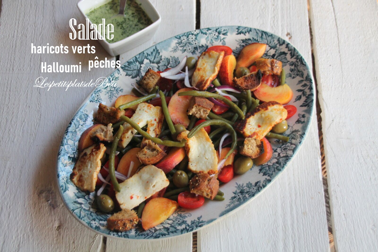 Salade de haricots verts, pêche et halloumi, vinaigrette aux herbes