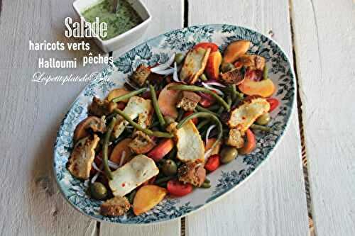 Salade de haricots verts, pêche et halloumi, vinaigrette aux herbes
