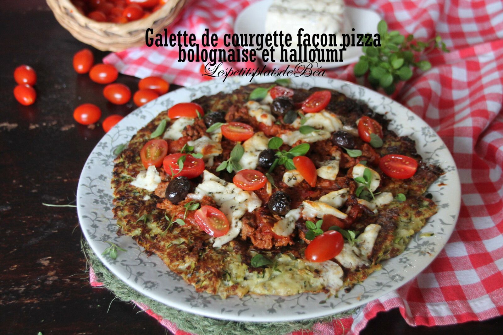 Grande galette de courgettes façon pizza bolognaise et halloumi