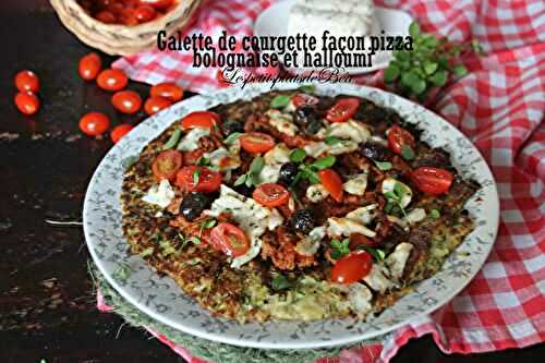 Grande galette de courgettes façon pizza bolognaise et halloumi