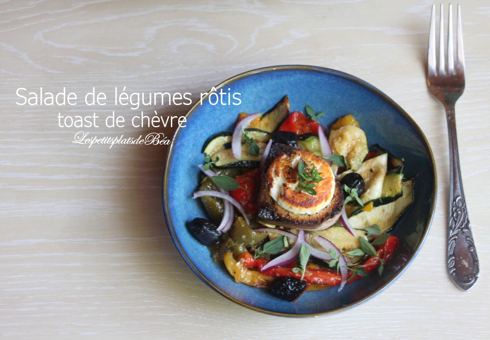 Salade de légumes rôtis et toast au chèvre frais