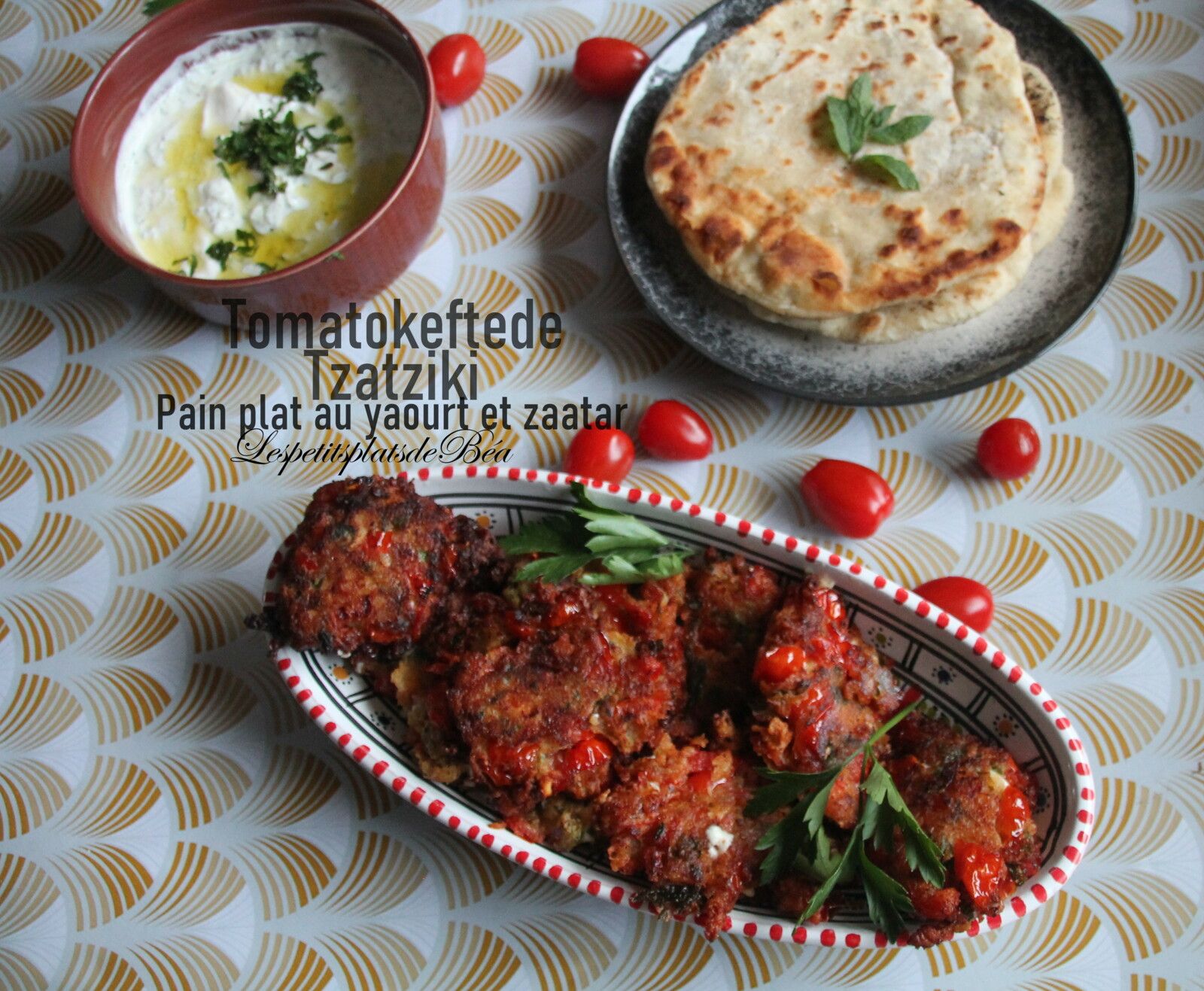 Tomatokeftede, tzatizki et pain plat au yaourt grec et  au zaatar - balade grecque