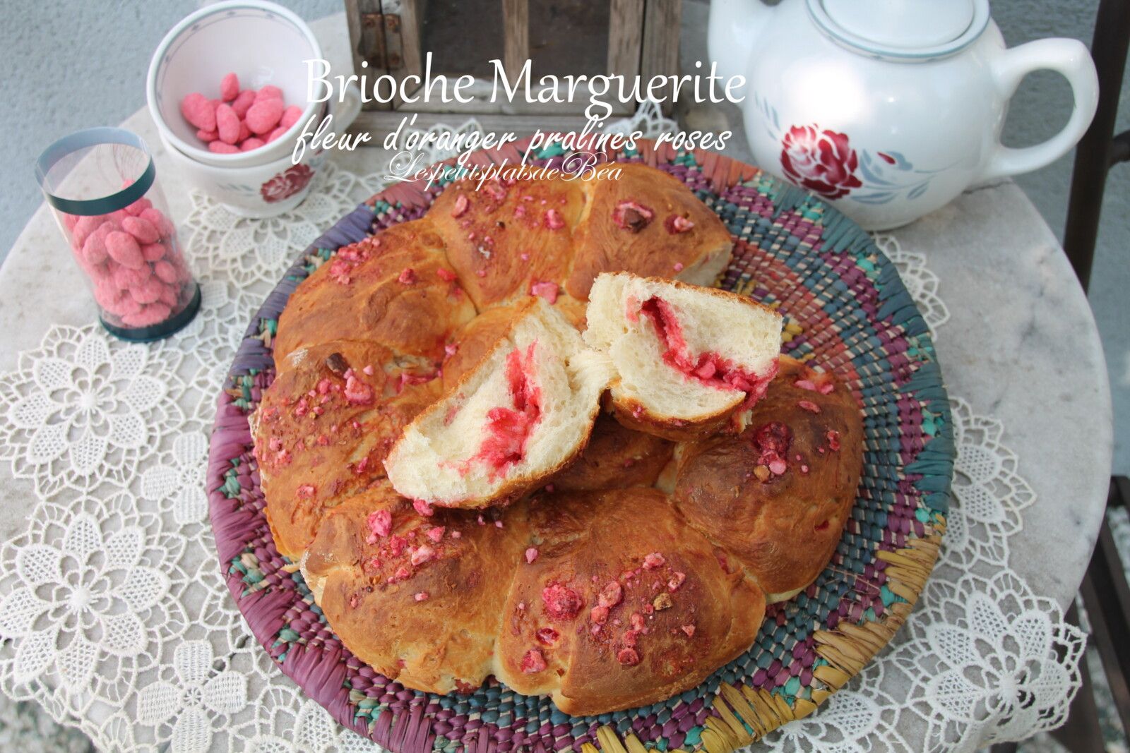Brioche marguerite à la fleur d'oranger et aux pralines roses