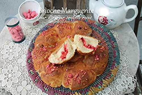 Brioche marguerite à la fleur d'oranger et aux pralines roses