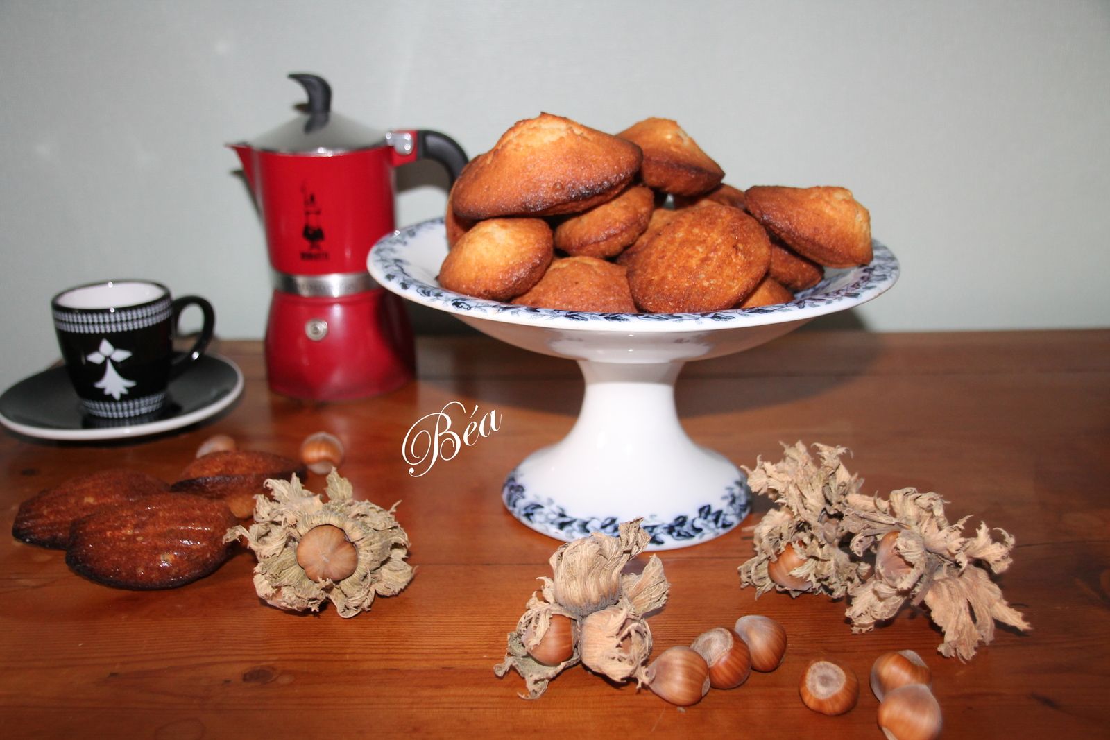 Madeleines à la farine de châtaigne, figues et noisettes