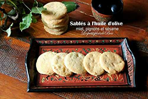 Sablés à l'huile d'olive, miel, pignons de pin et sésame