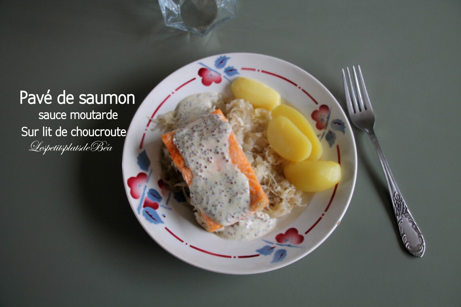 Pavé de saumon sauce moutarde sur lit de choucroute