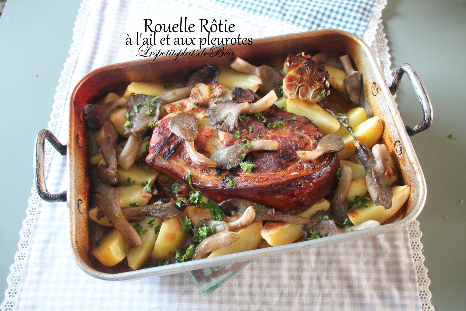 Rouelle de porc rôtie à l'ail et aux pleurotes
