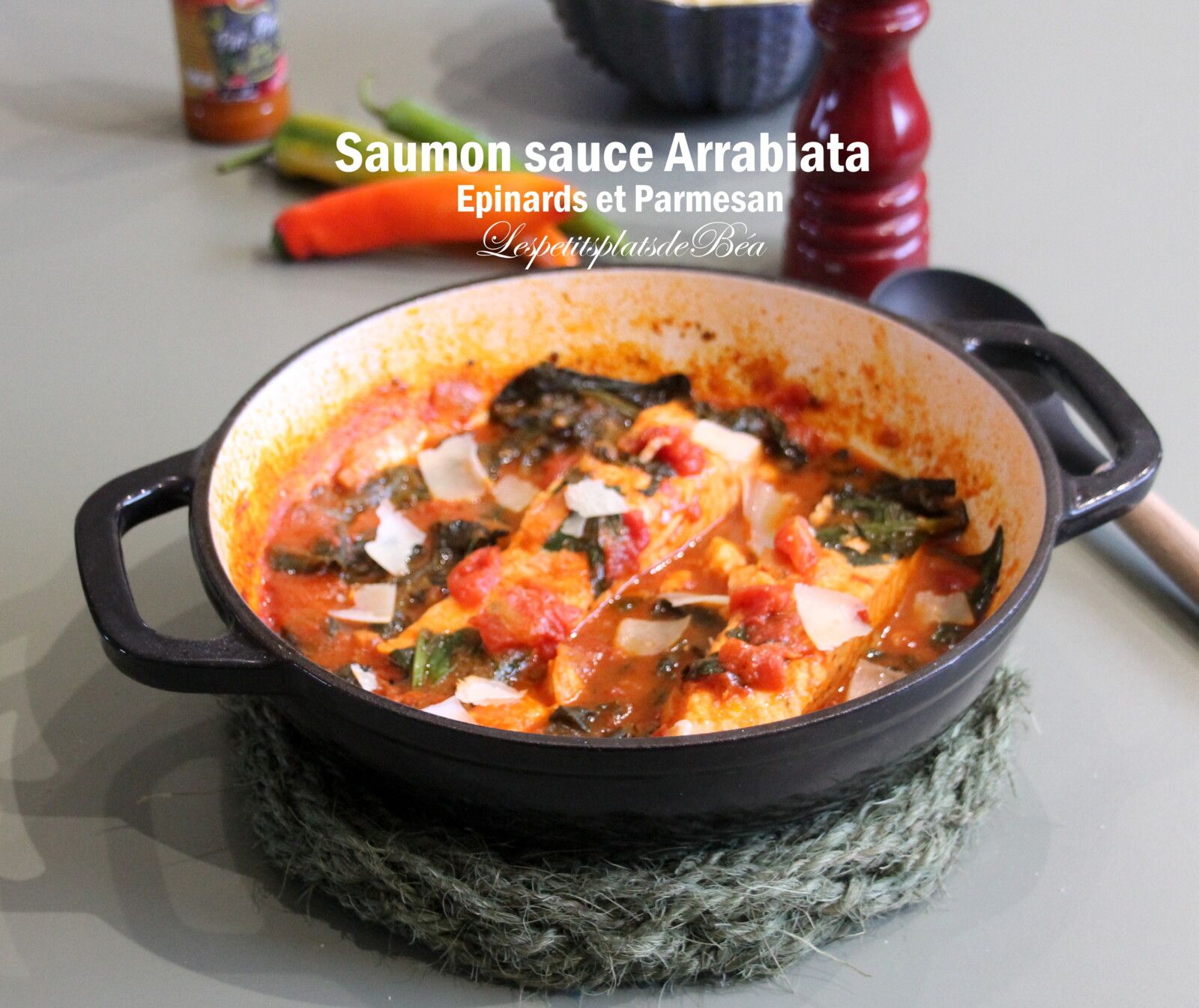 Saumon sauce arrabiata, épinards et parmesan