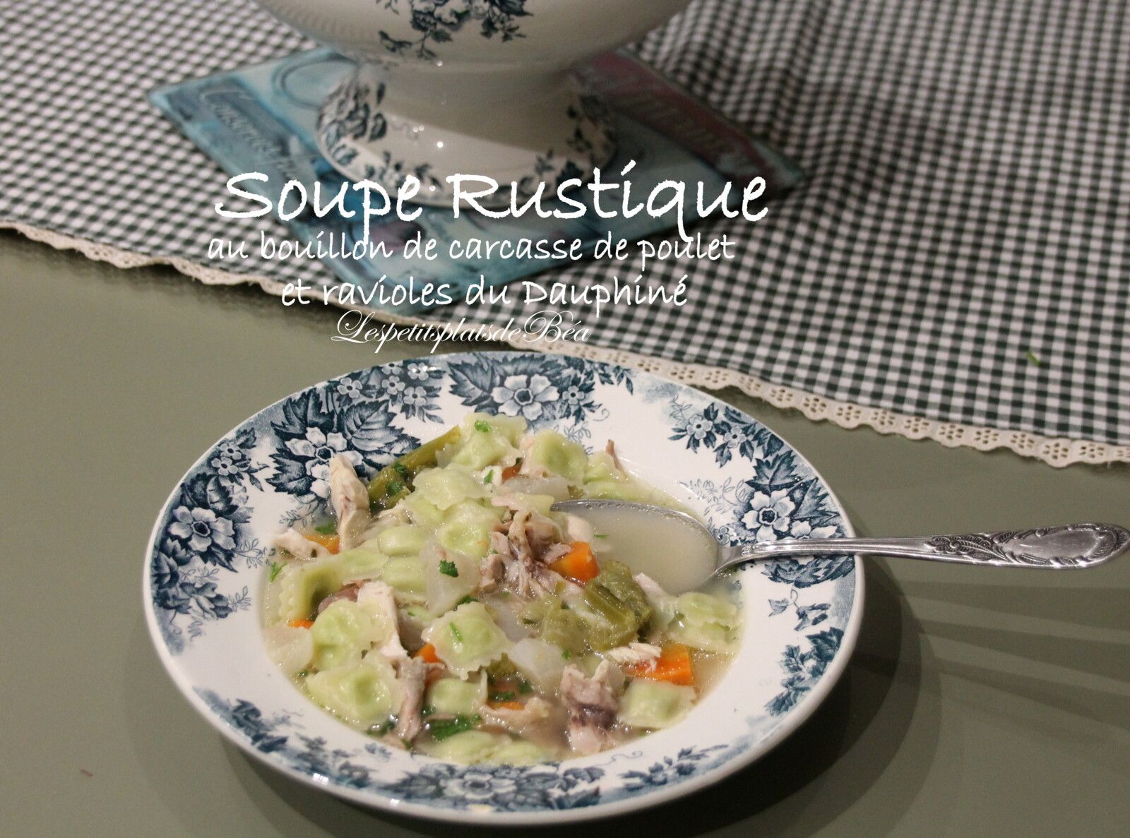 Soupe rustique au bouillon de carcasse de poulet et ravioles du Dauphiné - balade régionale à la mare à Goriaux enneigée 