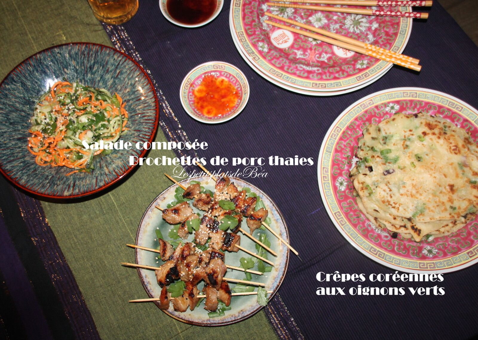 Crêpes coréennes aux oignons verts, brochettes de porc thaïes et salade composée