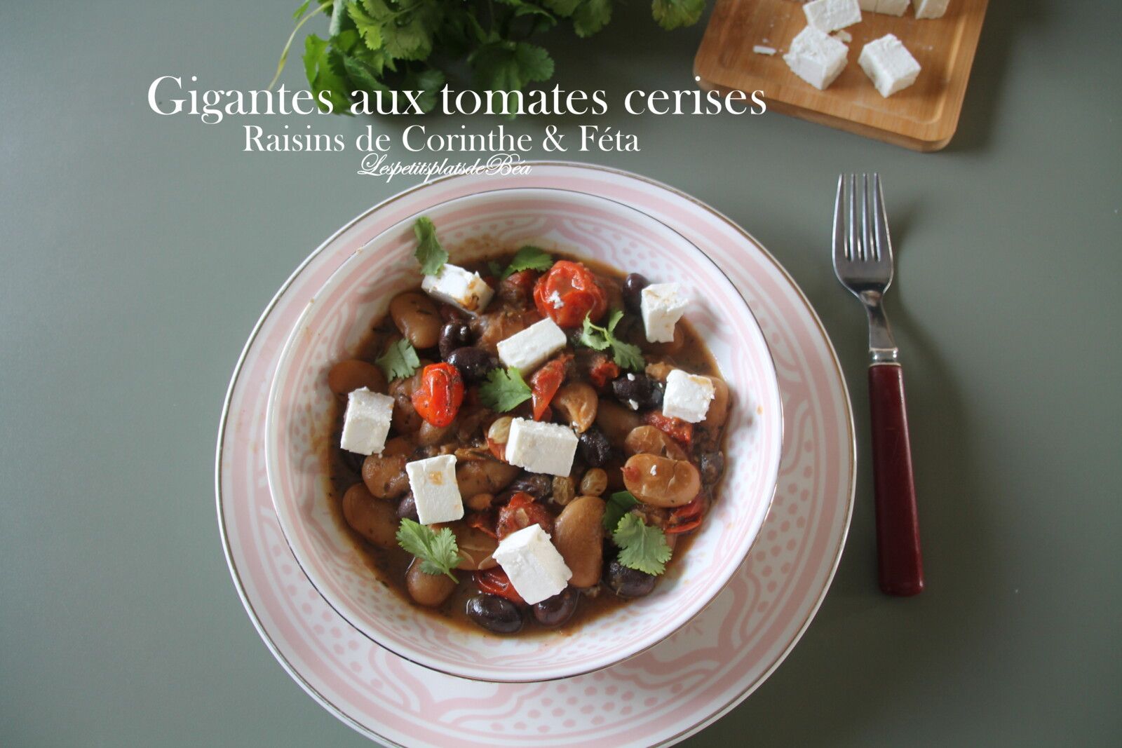 Gigantes aux tomates cerises, raisins de Corinthe et féta (les haricots géants grecs) - balade grecque