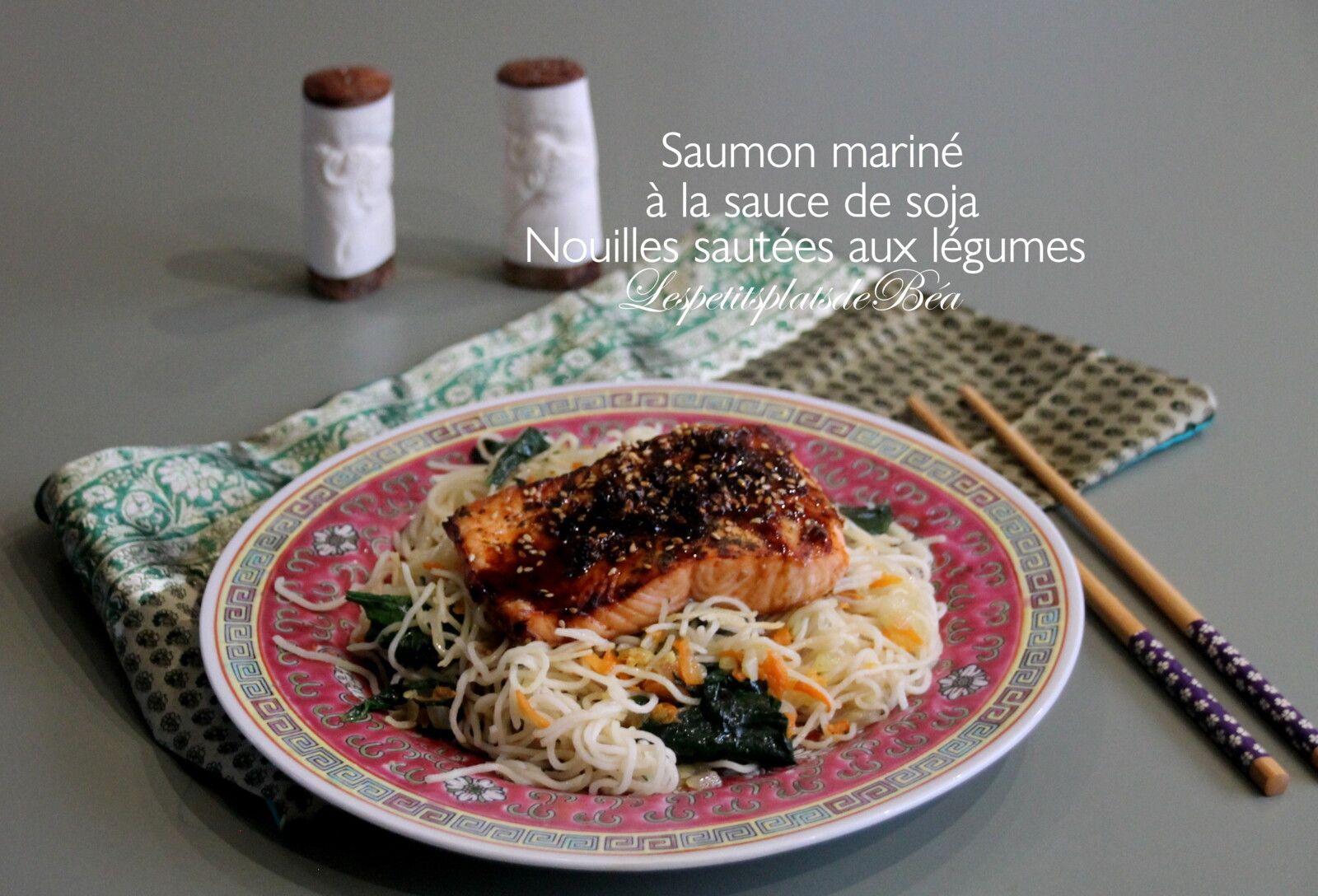 Saumon mariné à la sauce de soja et nouilles sautées aux légumes