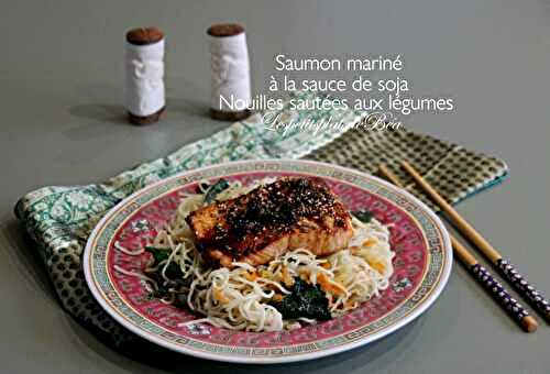 Saumon mariné à la sauce de soja et nouilles sautées aux légumes