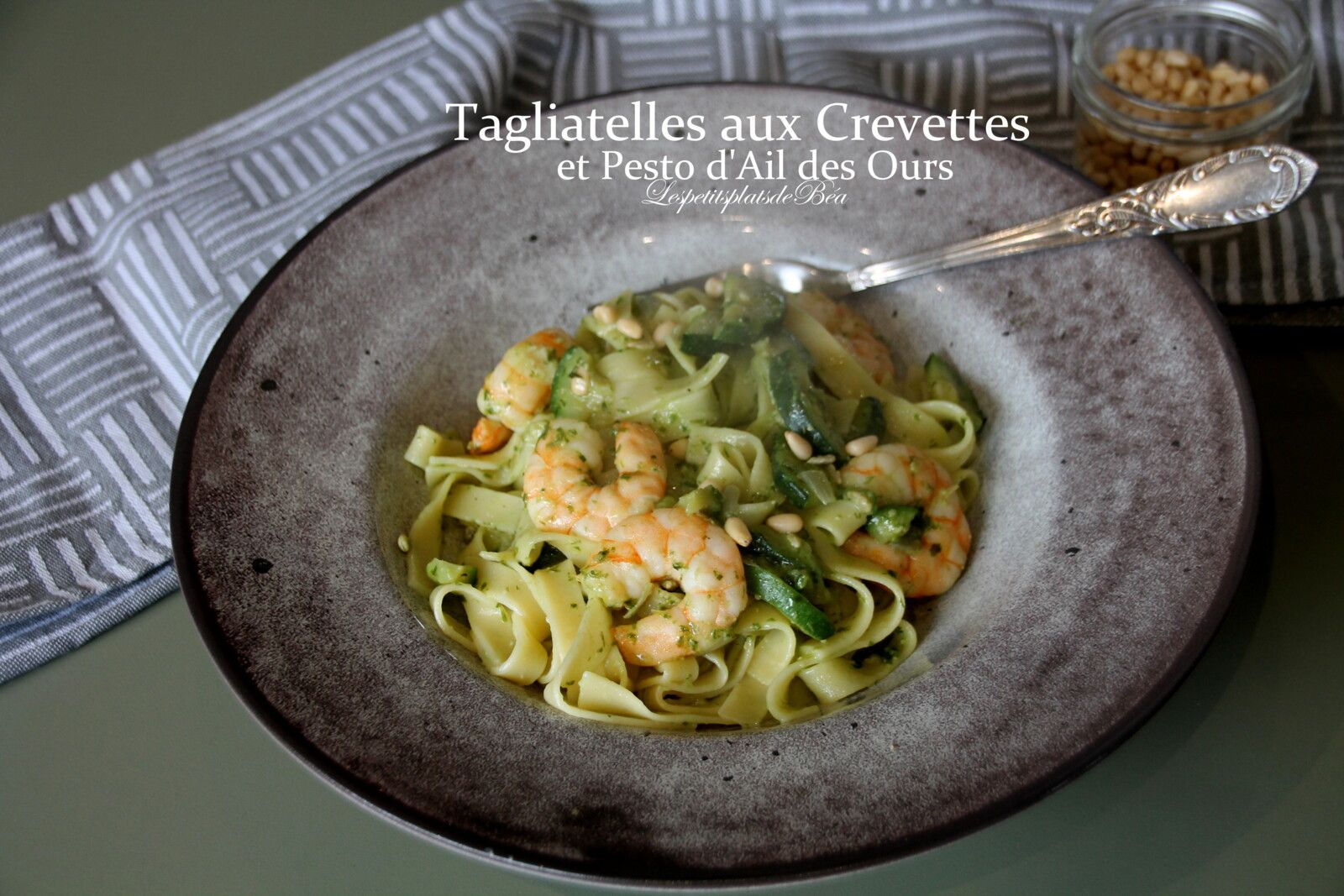 Tagliatelles aux crevettes et au pesto à l'ail des ours