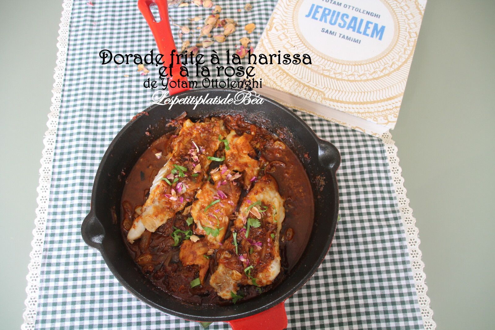 Dorade frite à la harissa et à la rose de Yotam Ottolenghi