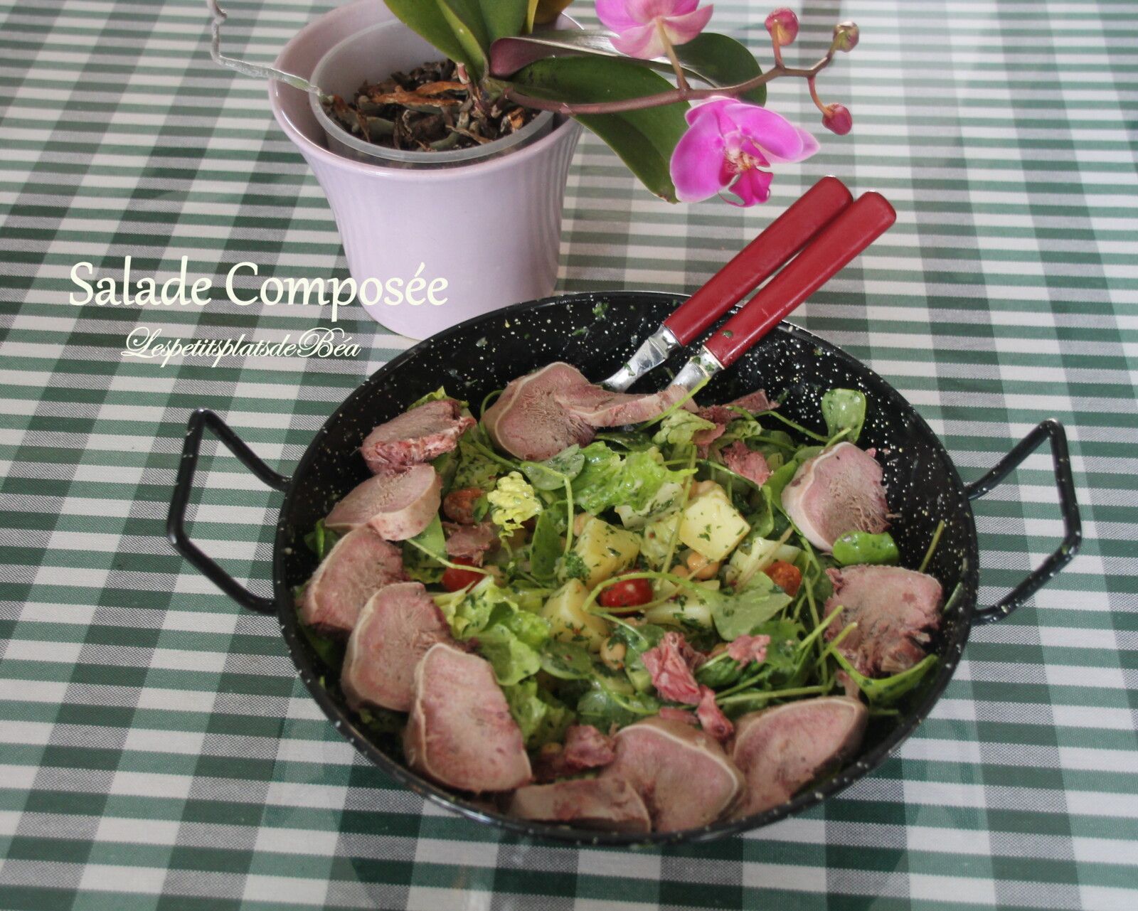 Salade composée aux légumes divers et à la langue de porc