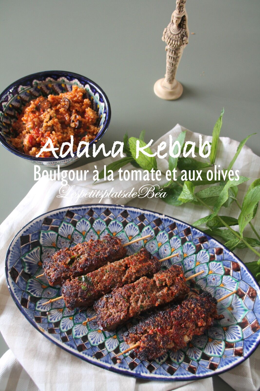 Adana Kebab et boulgour à la tomate et aux olives