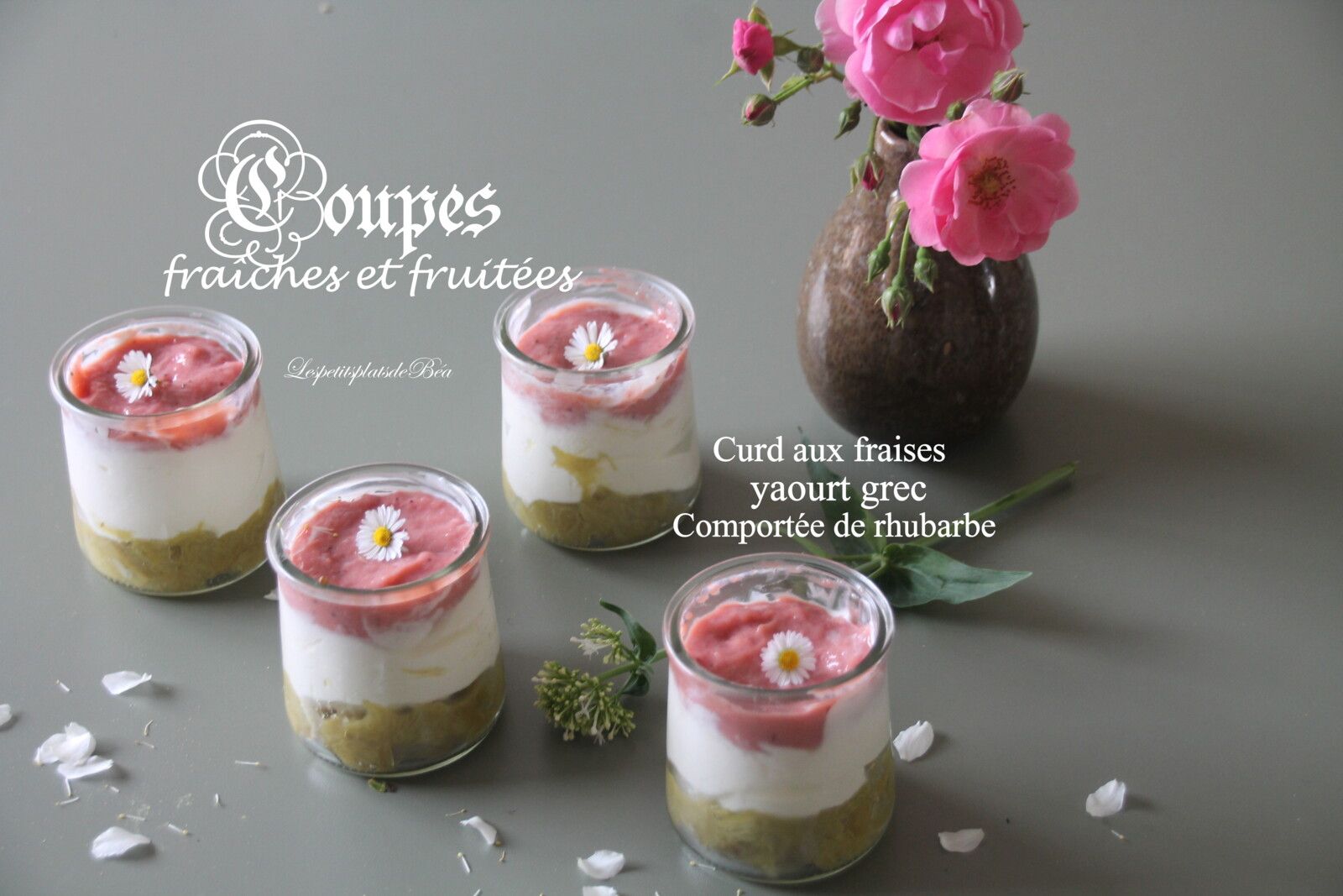 Coupes fraiches et fruitées (compotée de rhubarbe, yaourt grec et curd aux fraises)