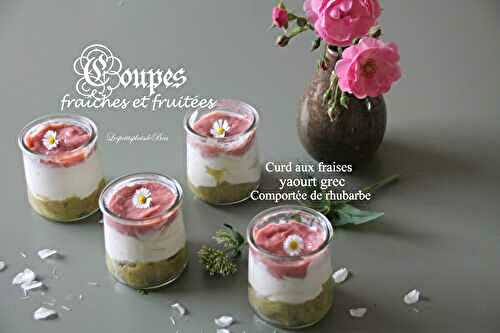 Coupes fraiches et fruitées (compotée de rhubarbe, yaourt grec et curd aux fraises)