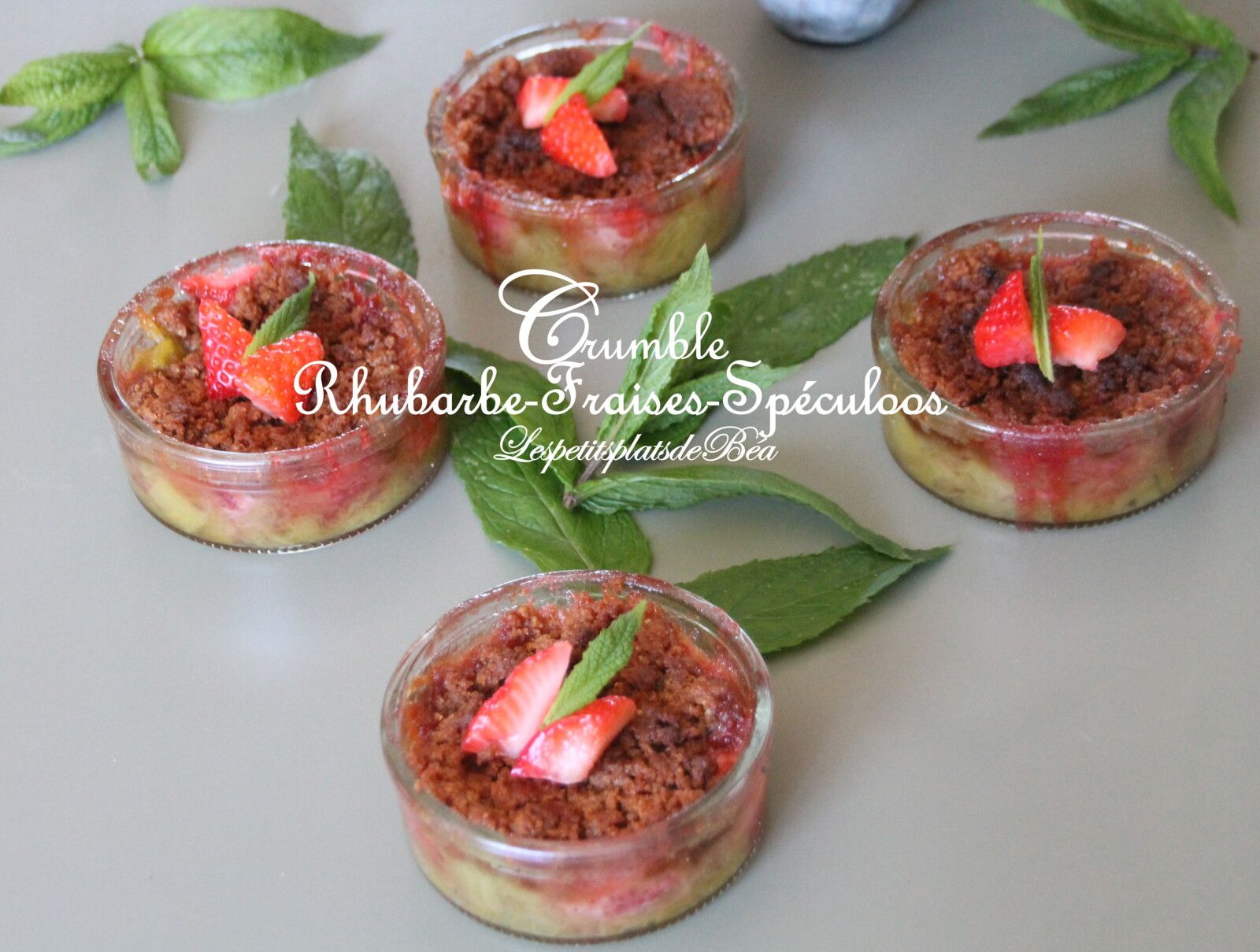 Crumble rhubarbe, fraises et spéculoos